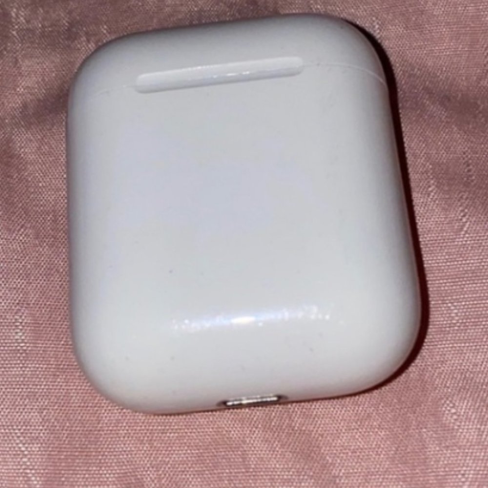 AirPods charging case (1st gen)